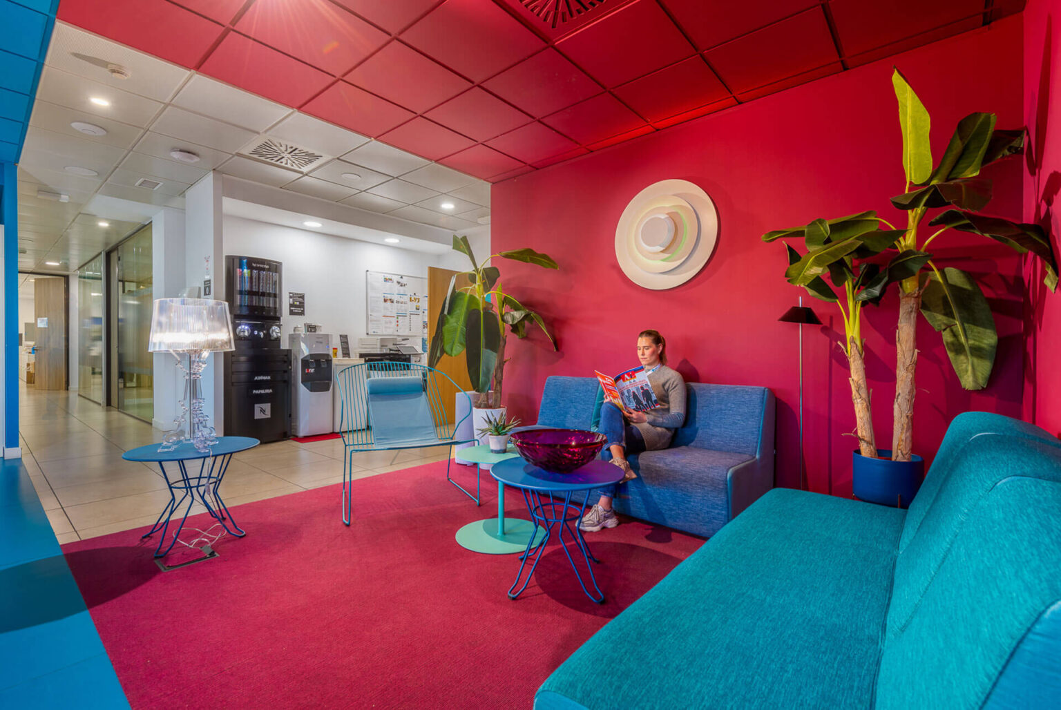 espacio-descanso-pared-roja-con-sofas-azules-isspaces-insur