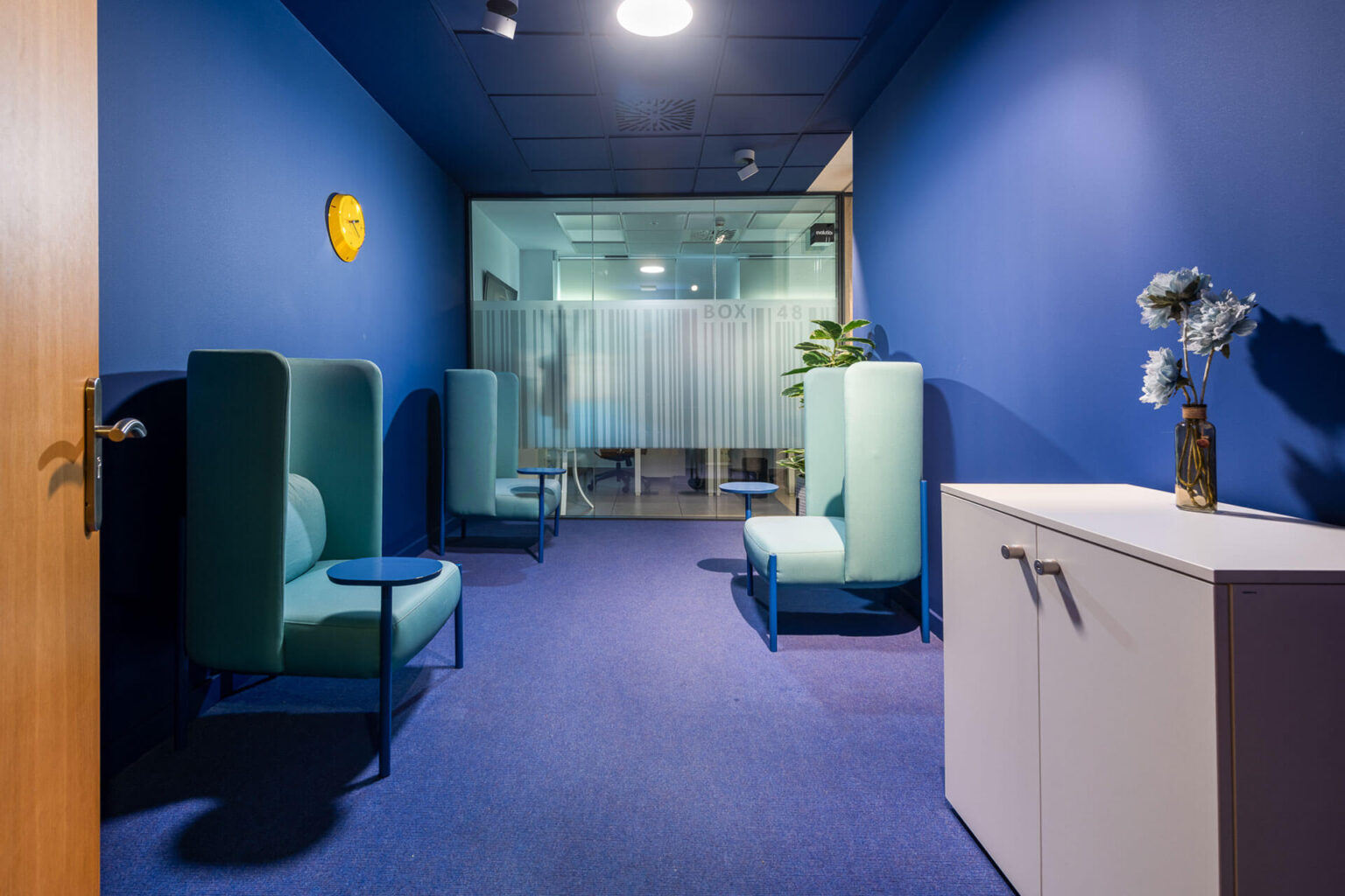 sala-descanso-con-paredes-azules-y-sofas-azules-isspaces-insur