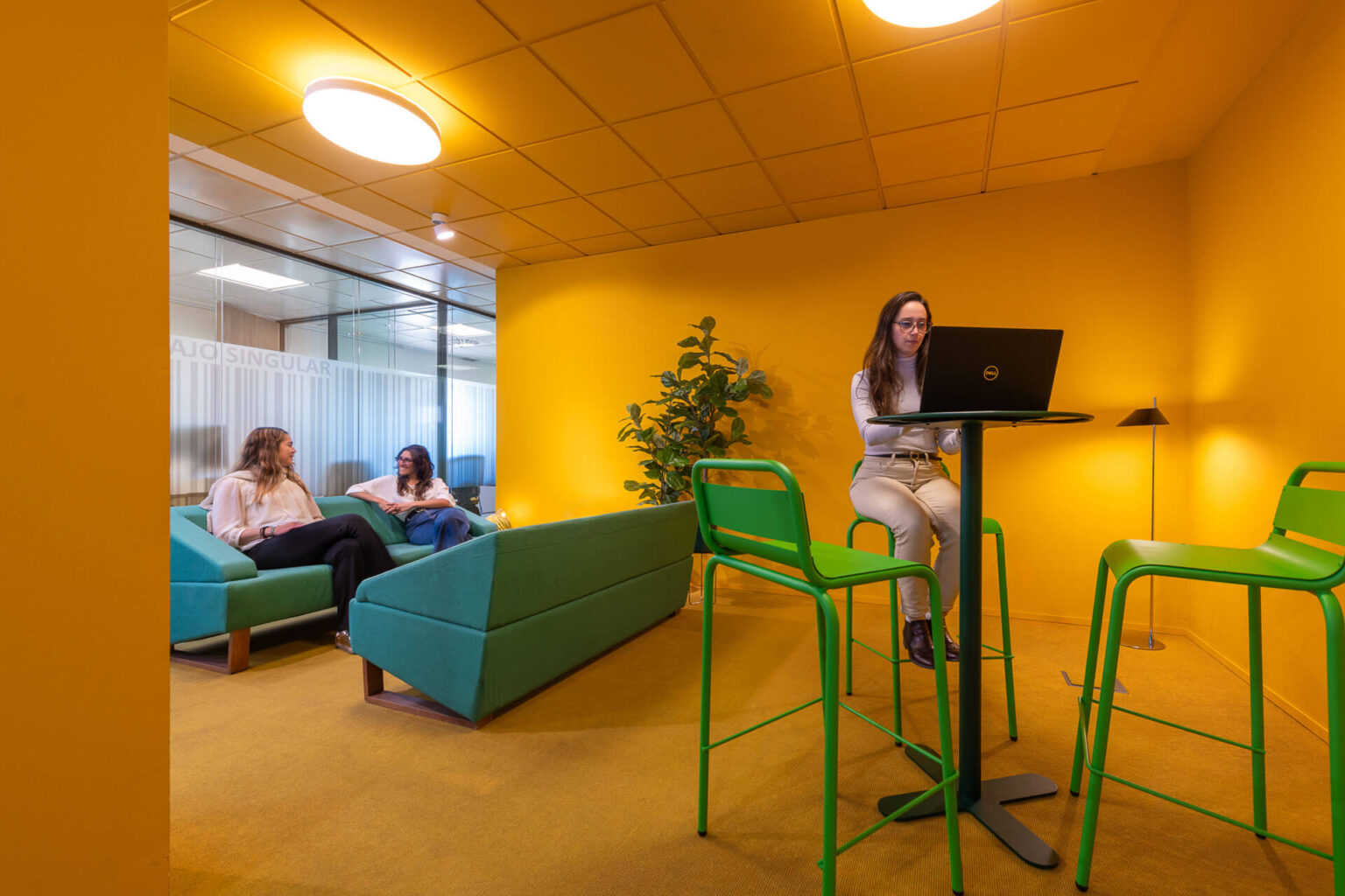 sals-de-descanso-con-paredes-amarillas-y-sofas-turquesa-isspaces-insur