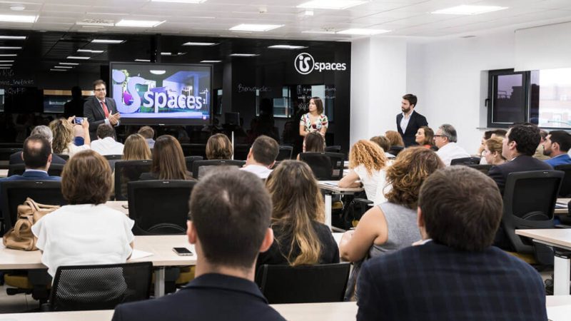 presentacion-en-sala.delante-de-personas-iSpaces