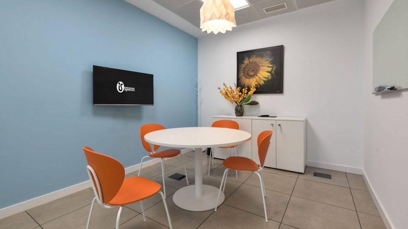 sala-de-reuniones-con-mesa-redonda-y-cuatro-sillas-isspaces-insur