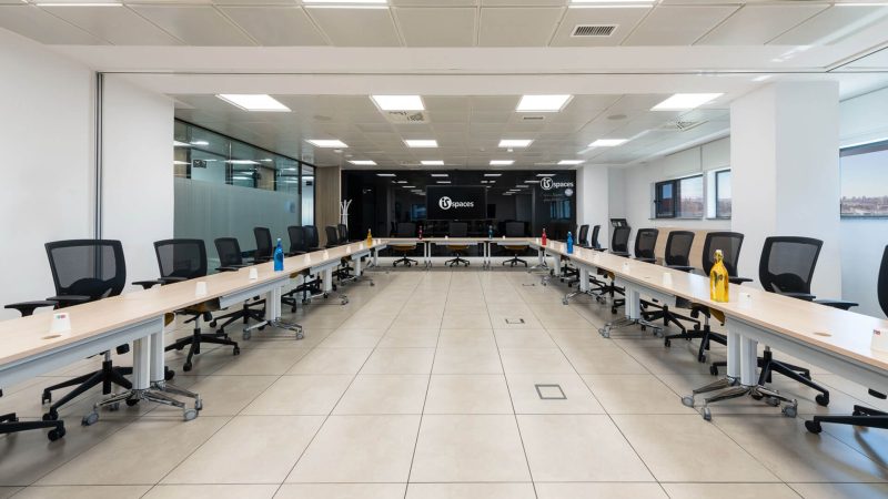 sala-de-reuniones-con-mesas-largas-y-sillas-alrededor-isspaces-insur